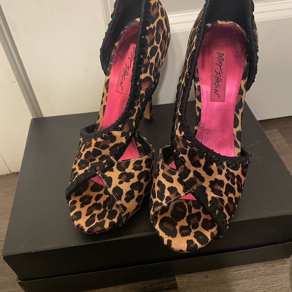 Betsy Johnson Platform Pumps Size 7 M